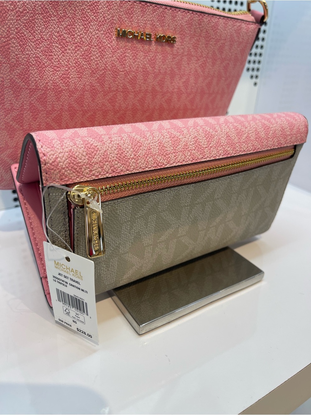 Michael Kors Jet Set Travl Signature Logo Tri-Fold Wallet Trifold 
Carnation
NWT - Picture 15 of 16